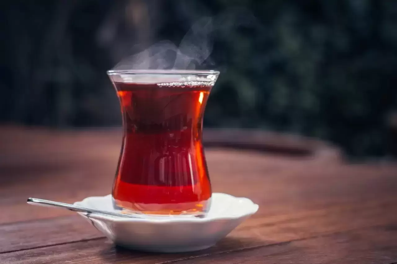 "Tozu gıda boyasıyla boyayıp çay diye satıyorlar"