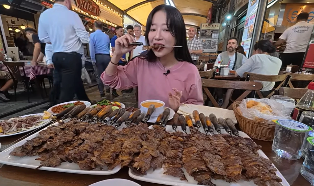 Mukbeng akımı İstanbul'a sıçradı; Mukbeng yıldızı 40 şiş cağ kebabı yedi