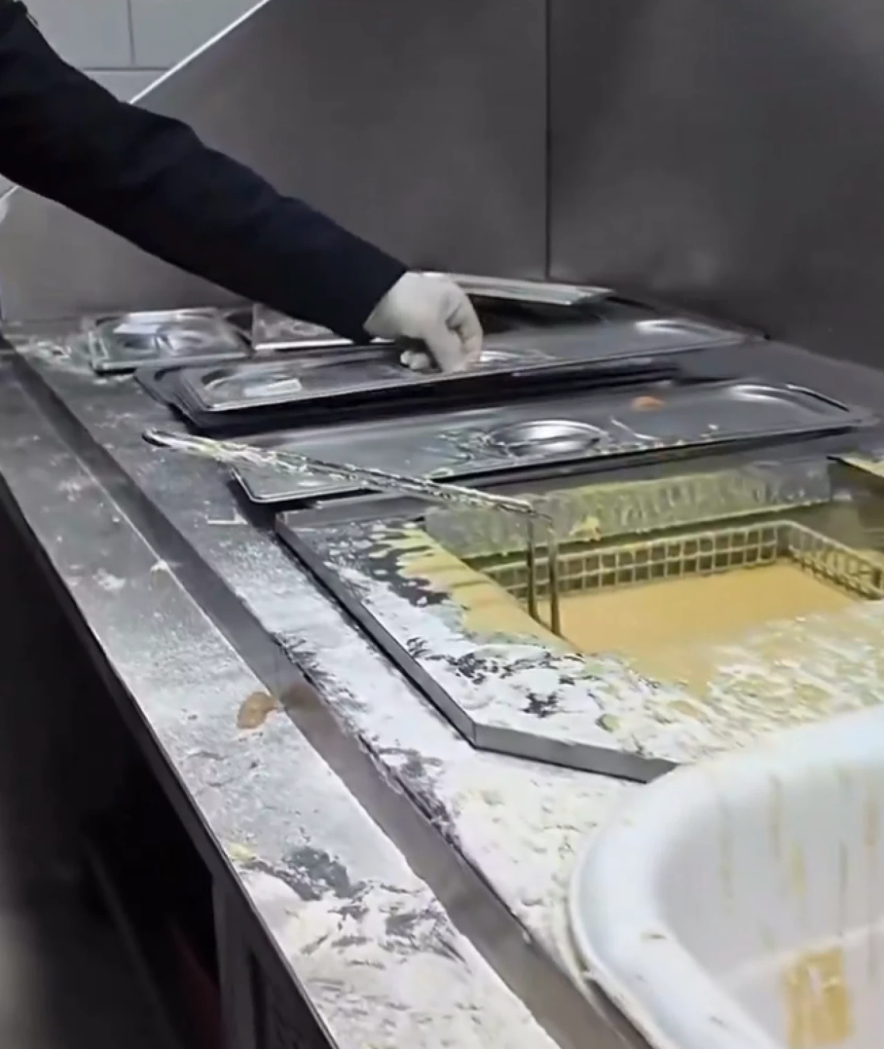 Zabıta amirinin tepkisi: Çöpe çevirmişsiniz burayı! Ünlü zincir restoranlar denetlendi