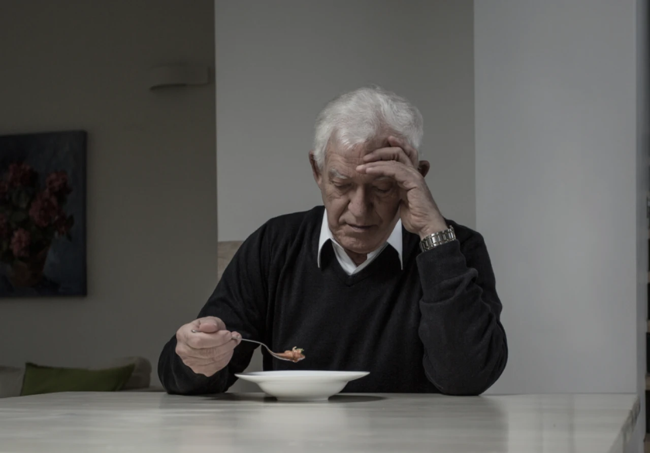 Yalnız yemek yiyen yaşlılar daha kötü besleniyor