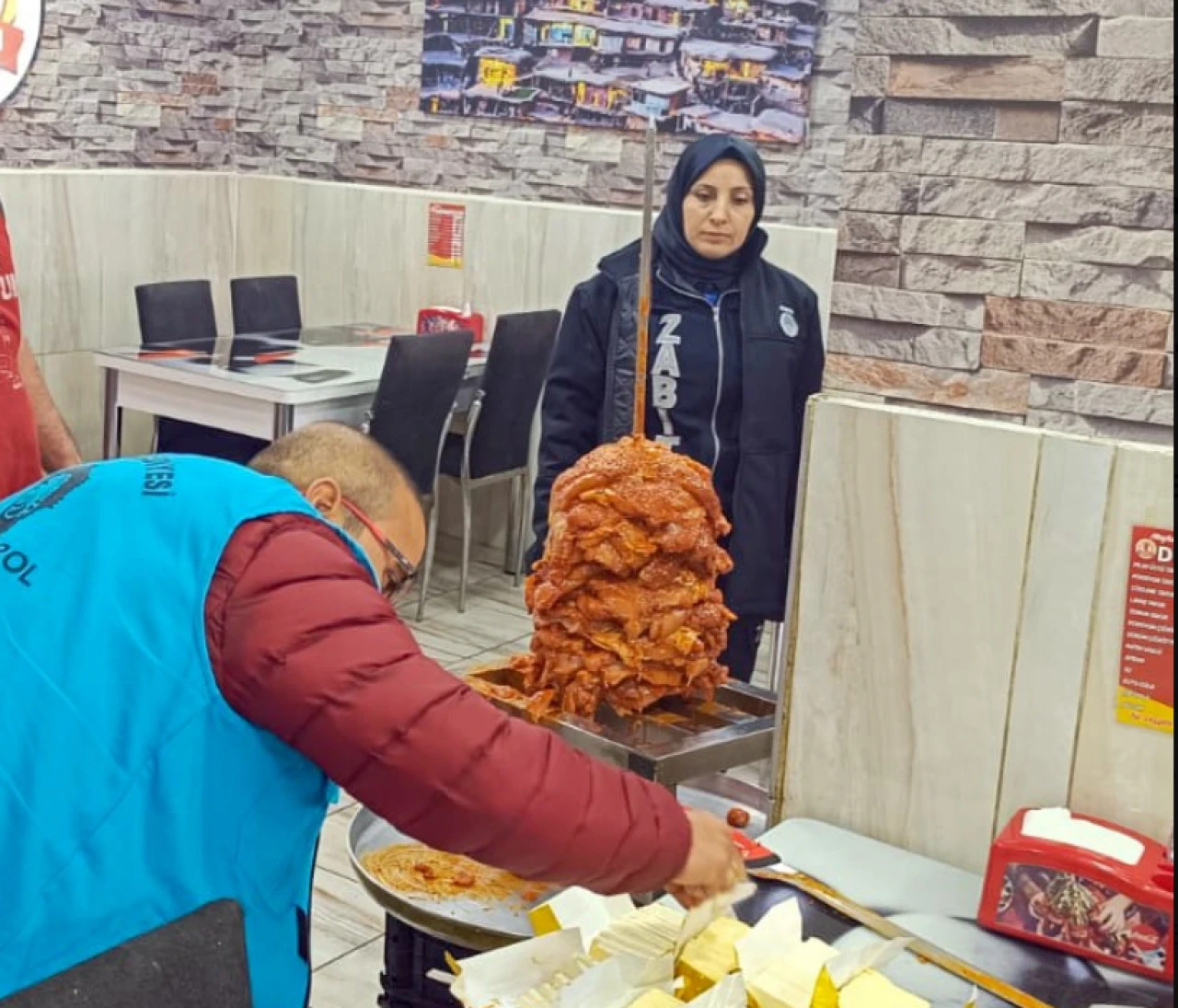 Tavuk dönercilerde tarihi geçmiş tavuklar!