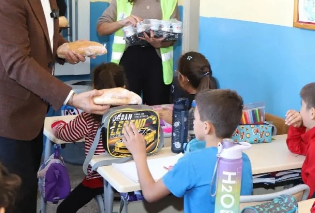 Okulda dağıtılan sandviç zehirledi: 25 öğrenci hastanede