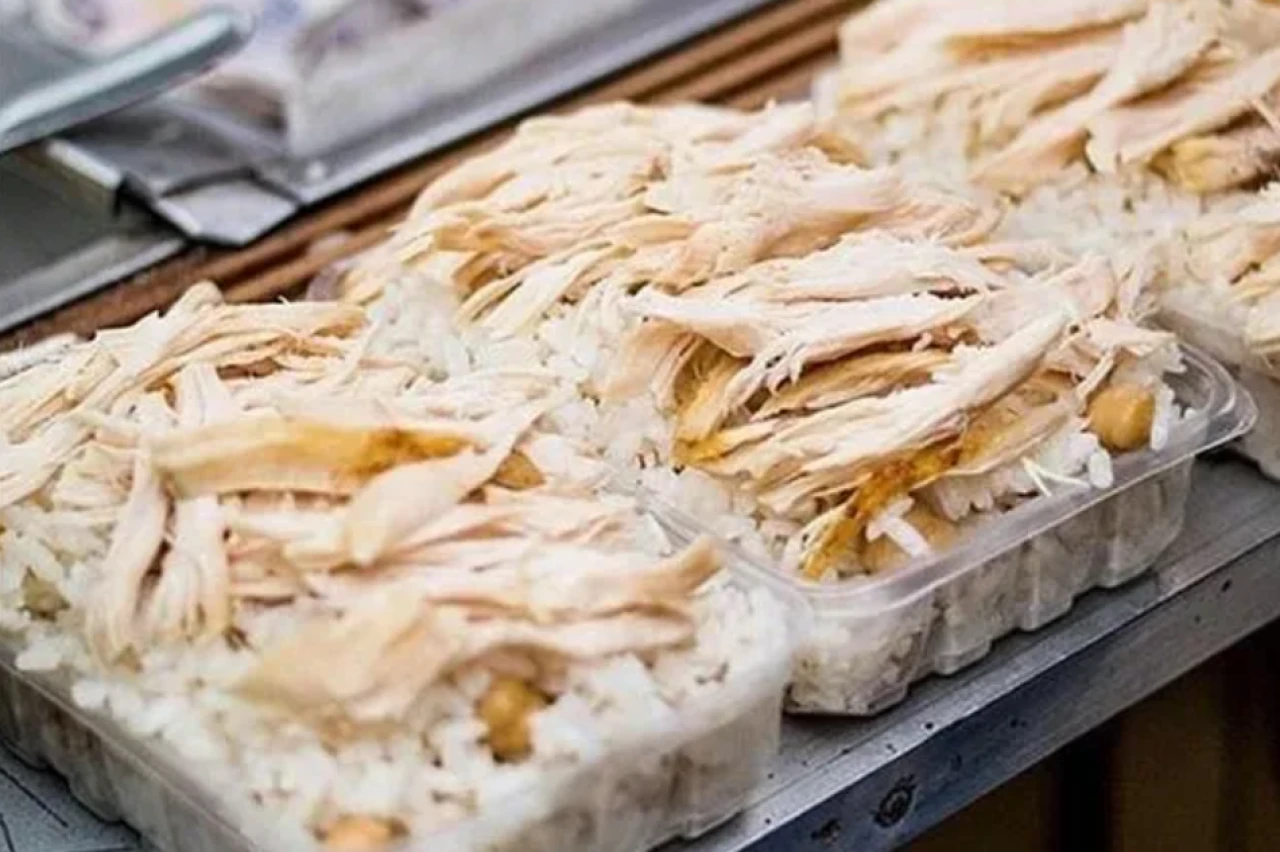 53 öğrenci zehirlenme şüphesiyle hastanede: Nedeni tavuklu pilav