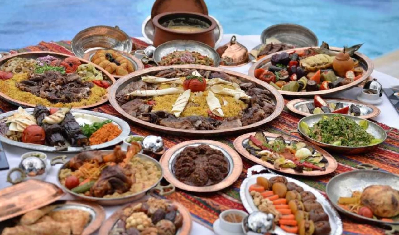 Lüks restoranda 4 kişilik iftara 1 aylık asgari ücret dahi yetmiyor!