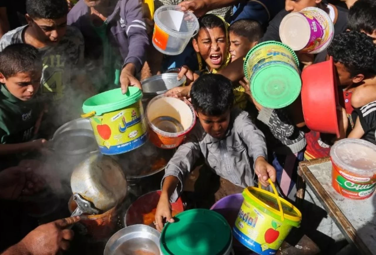 Adaletin bu mu dünya! Biri bir parça ekmek bulamıyor diğeri çöpü besliyor