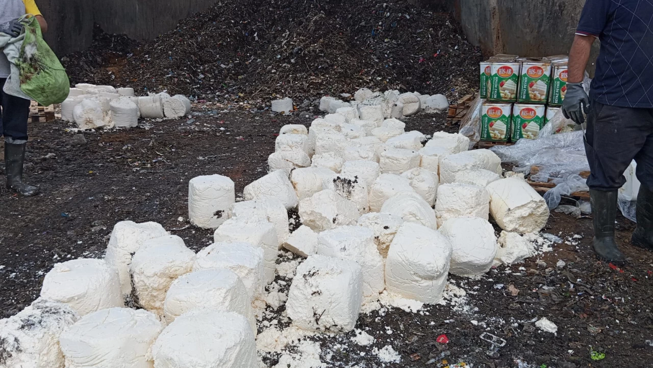 İzmir’de bozuk peynir operasyonu: Tonlarca ürün imha edildi