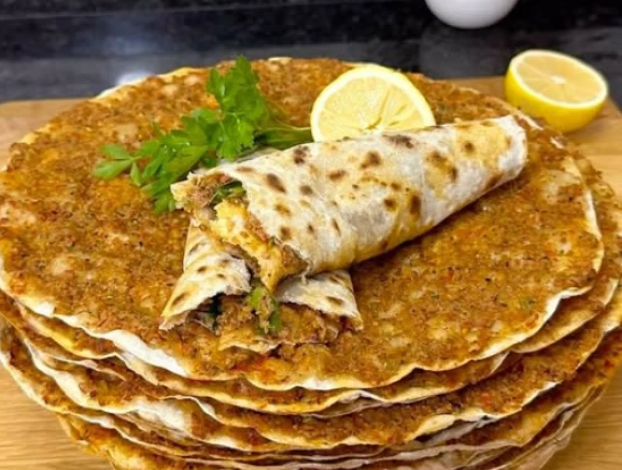 Lahmacunda neler var neler.. At eti, taşlık, tavuk ve kalp!