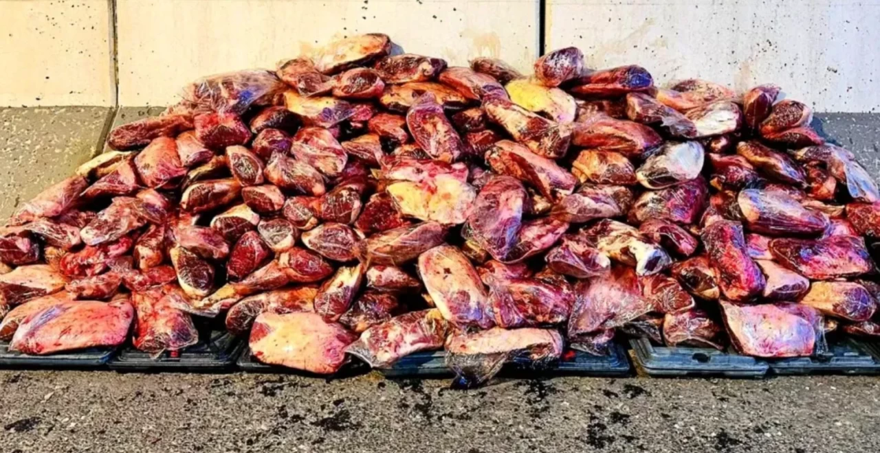 Etin suyu çıktı! Kamyon kasasında yakalandı ne eti belli değil..