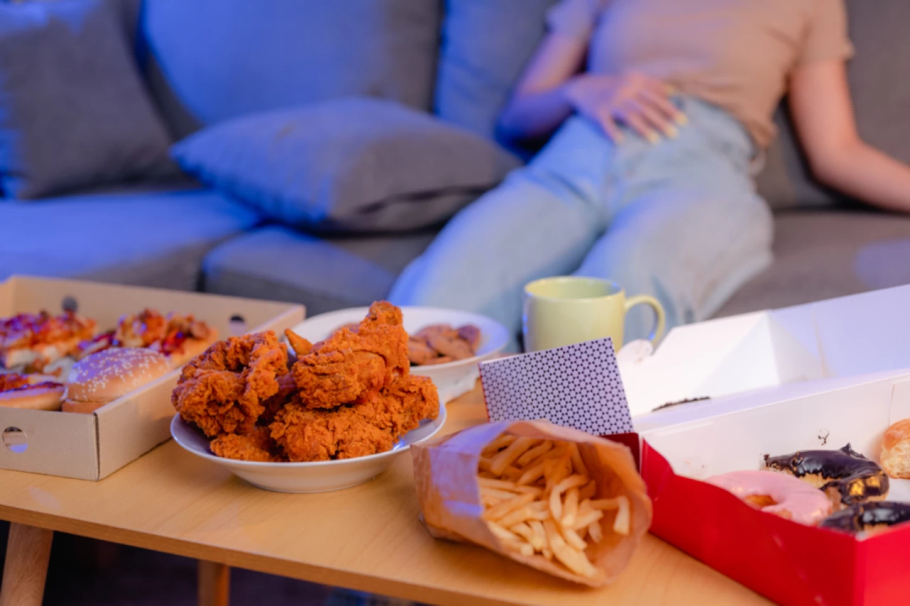 Beslenme, adet yaşını etkiliyor: Fast food erken başlatıyor, Akdeniz diyeti geciktiriyor