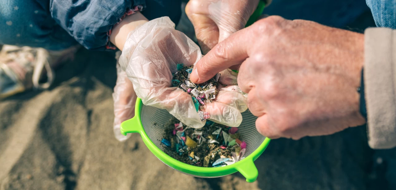 Cam şişelerdeki içecekler plastiklerden daha fazla mikroplastik taşıyor