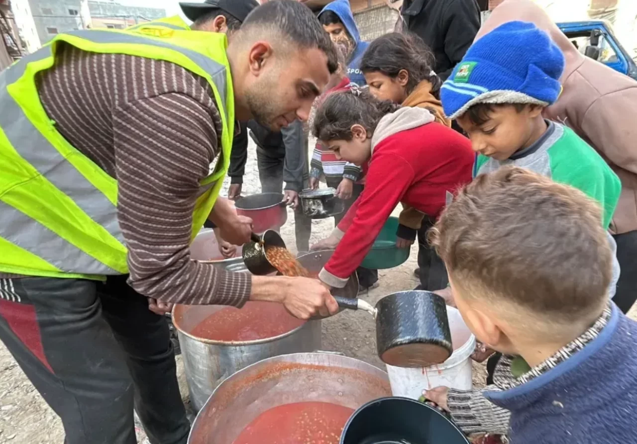 İnsanlığın sonu; 1'i bebek 2 çocuk açlıktan öldü!