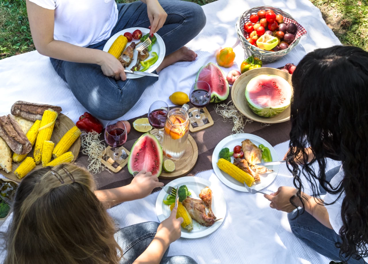 Sıcakta dışarıda yemek yerken bu 6 hataya dikkat!