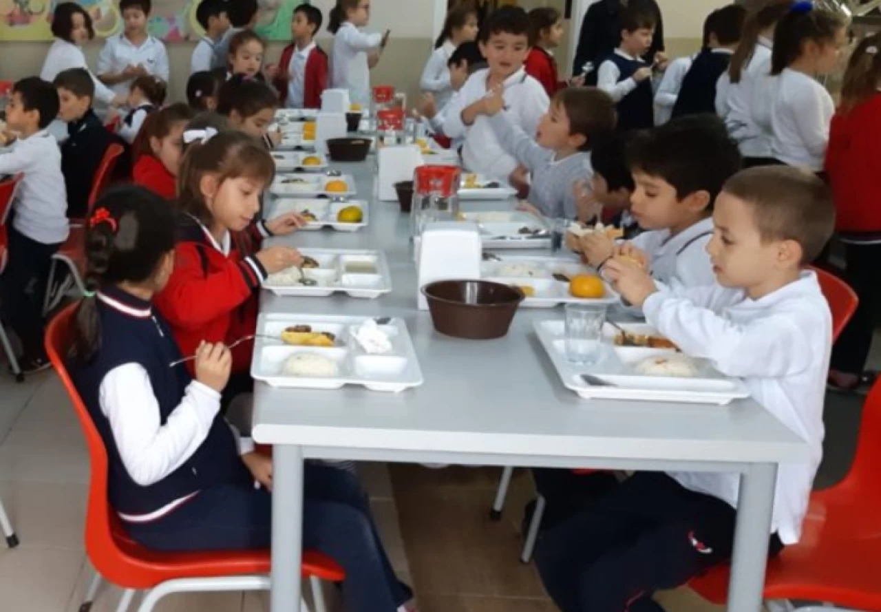 Okulda ücretsiz yemek çağrısı.. O ülke 77 yılıdır veriyor!