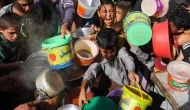 Adaletin bu mu dünya! Biri bir parça ekmek bulamıyor diğeri çöpü besliyor