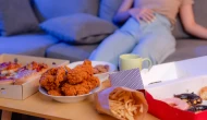 Beslenme, adet yaşını etkiliyor: Fast food erken başlatıyor, Akdeniz diyeti geciktiriyor