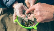 Cam şişelerdeki içecekler plastiklerden daha fazla mikroplastik taşıyor