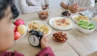 Yemek saatini değiştirmek erkeklerin kalbini yoruyor; Yeme 'jetlag'ı kriz riskini artırıyor