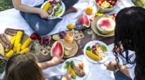 Sıcakta dışarıda yemek yerken bu 6 hataya dikkat!