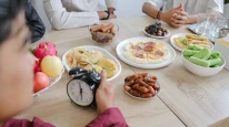 Yemek saatini değiştirmek erkeklerin kalbini yoruyor; Yeme 'jetlag'ı kriz riskini artırıyor