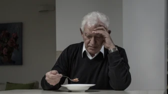 Yalnız yemek yiyen yaşlılar daha kötü besleniyor