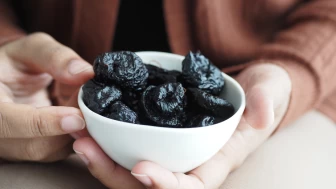 Her gün yenen 4-6 adet kuru erik, kadınların kemiklerini koruyor!