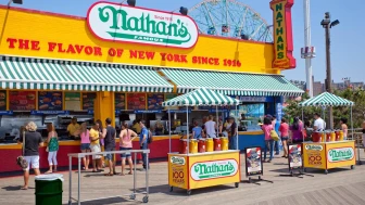 Küçük bir sosisli standından 450 milyon dolarlık satışa..