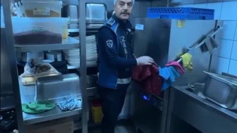 AVM restoranlarında hijyen böyleyse... Duvarlarda böcekler, dondurmada kıl