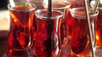 Kahvehanelerde çaya zam; Ajda bardakta çaya fiyat farkı