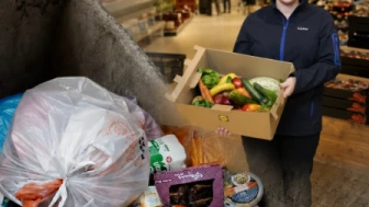 İngiltere'de zincir market ücretsiz dağıtıyor, Türkiye'de zincir market çöpe atıyor