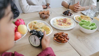 Yemek saatini değiştirmek erkeklerin kalbini yoruyor; Yeme 'jetlag'ı kriz riskini artırıyor