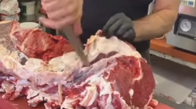 Hollanda'da helal kesim yasağı gündemde; Helal kesimde bayıltmaya izin var mı?