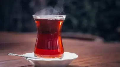 'Tozu gıda boyasıyla boyayıp çay diye satıyorlar'
