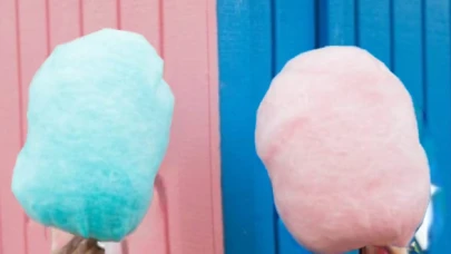 Pamuk şeker yiyen çocuk köpük kustu