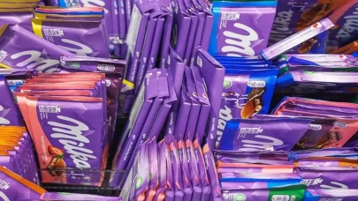 İçinden plastik çıkan Milka çikolatası raflardan toplatılıyor