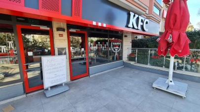 KFC çalışanları restorana "Emek hırsızı" afişi astı