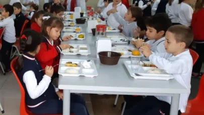 Okulda ücretsiz yemek çağrısı.. O ülke 77 yılıdır veriyor!