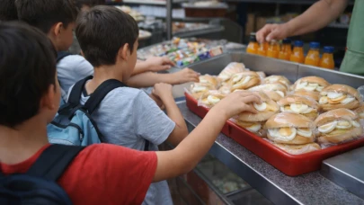 Okul kantininde yumurta 60'tan fazla öğrenciyi zehirledi