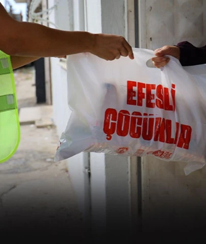 Efes'te okula giden çocuklar için gıda dayanışması ları doluyor!
