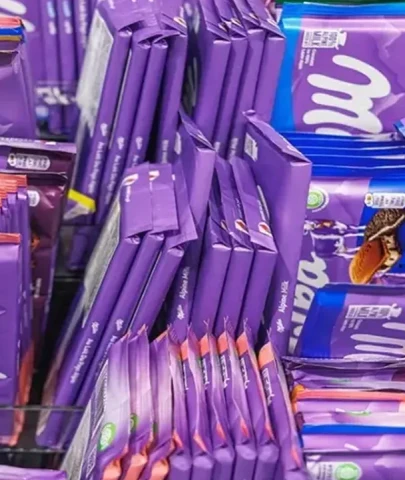 İçinden plastik çıkan Milka çikolatası raflardan toplatılıyor