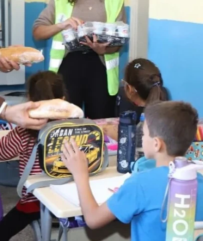 Oklulda dağıtılan sandviç zehirledi: 25 öğrenci hastanede