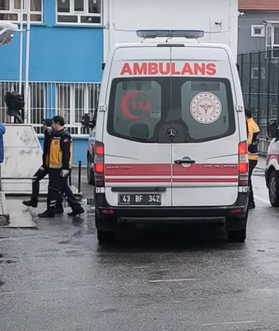 Okulda bayat çikolata skandalı.. Bahçede çocuklara dağıtıldı; 27 öğrenci hastanelik oldu