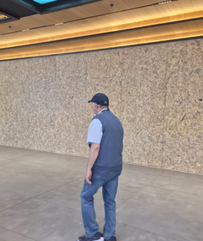 Türkiye'nin ilk hipermarketine ahşap duvar; İçerenköy Carrefour tamamen mi kapanıyor?
