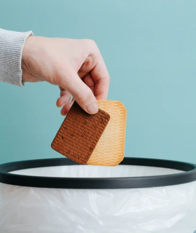 Plastik atıklardan protein zengini kurabiye ürettiler: PET plastik gıdaya mı dönüşüyor?