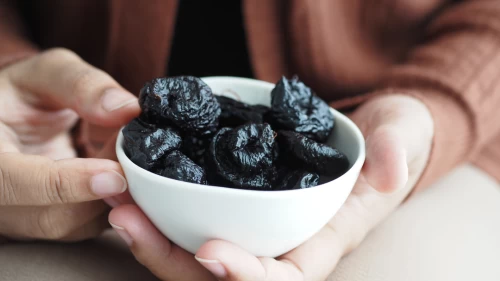 Her gün yenen 4-6 adet kuru erik, kadınların kemiklerini koruyor!