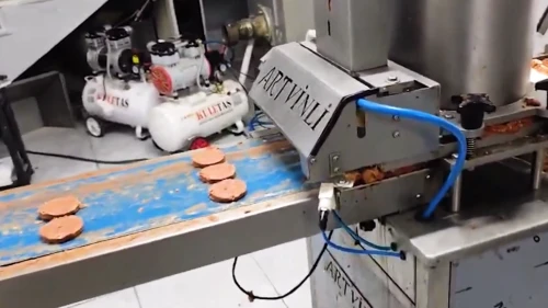 Bozuk et ve tavuktan hamburger köftesi yaparken yakalandılar