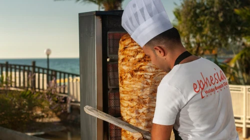 Kuşadası'ndaki 5 yıldızlı otelde açık büfe zehirledi