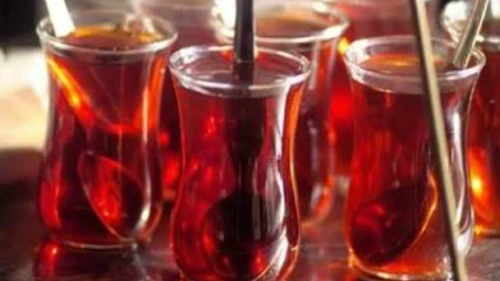 Kahvehanelerde çaya zam; Ajda bardakta çaya fiyat farkı