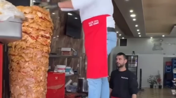 Temizlik hastası meşhur dönerci şoke etti!