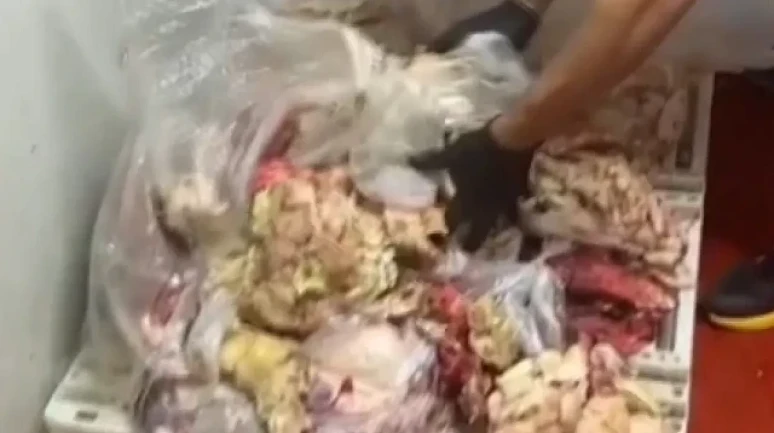 Bozuk et ve tavuktan hamburger köftesi yaparken yakalandılar