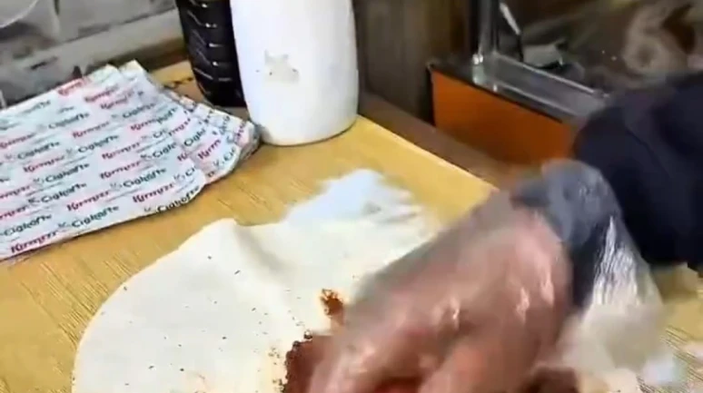 Deterjan kutusuna sos koyan çiğ köfteciye büyük ceza!